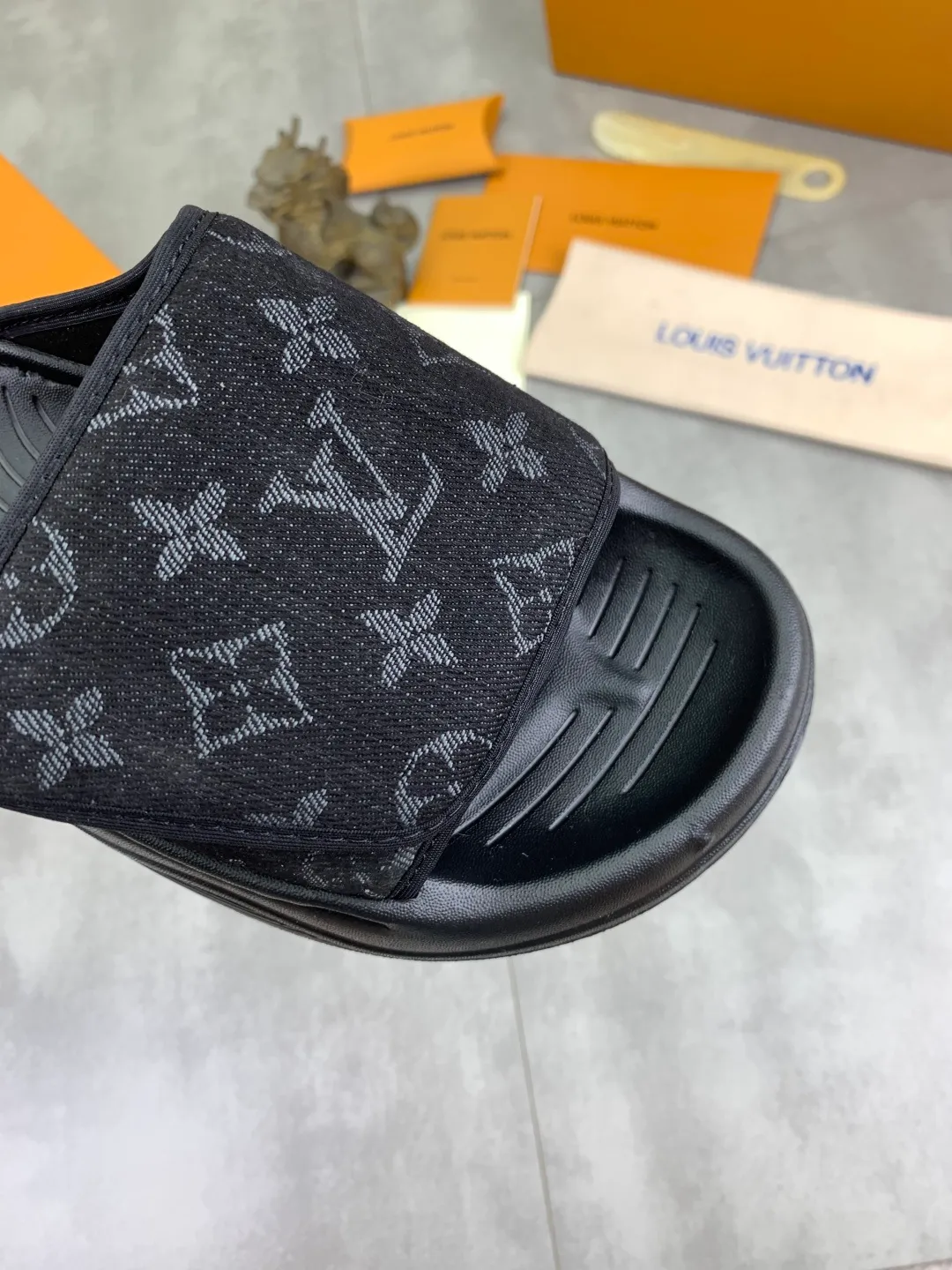 Men's shoes 💰P320💰【New style】🆘 Original quality 【LOUIS VUITTON】The popular Louis Vuitton LV men's slippers on the official website are on sale simultaneously! Original fabric imported from Italy. Original bottom provided by the original factory. Number of yards: 38-44 (customized to 45). Multiple colors to choose from. Fully packaged drawer box.